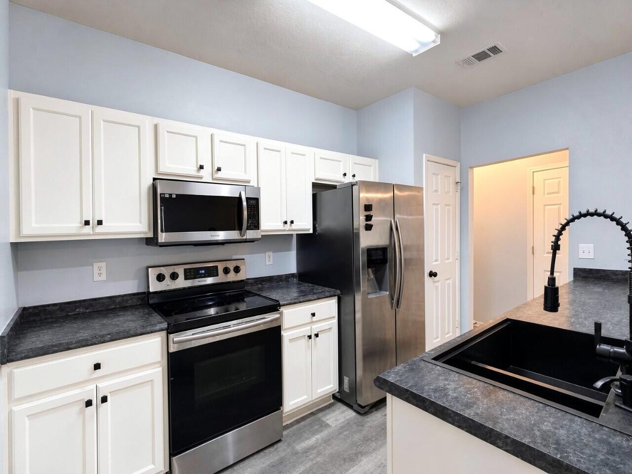 1014 Airport Road, Unit 121 Destin, FL 32541 - Photo 11 of 24 21-interior_kitchen_4