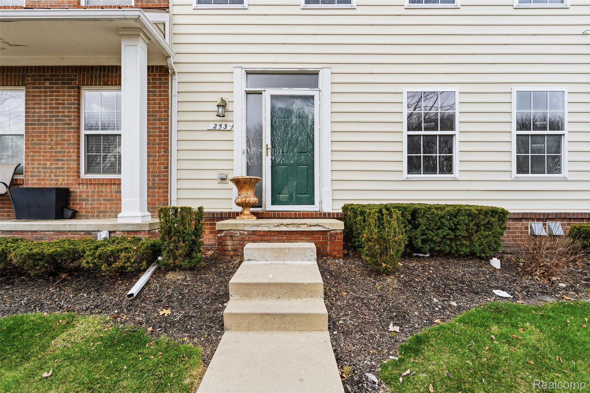 253 Stonegate West Pontiac, MI 48341 - Photo 6 of 40