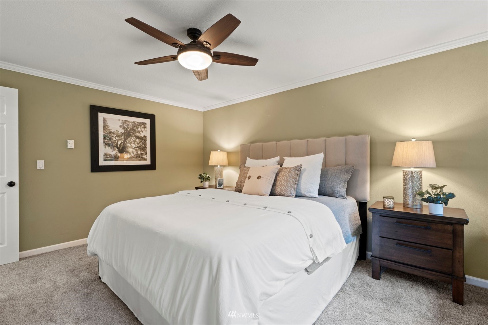 8806 Shell Place, Unit 100L Edmonds, WA 98026 - Photo 17 of 25 a bedroom with a bed and a painting on the wall