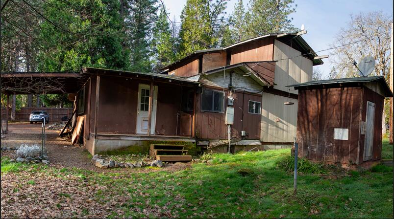 4015 Pleasant Creek Road Rogue River, OR 97537 - Photo 3 of 8 a backyard of a house with lots of green space