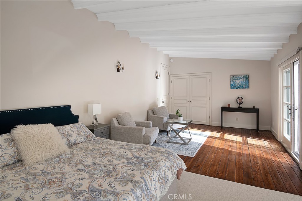 21149 Entrada Road Topanga, CA 90290 - Photo 21 of 39 a bedroom with a bed and a couch