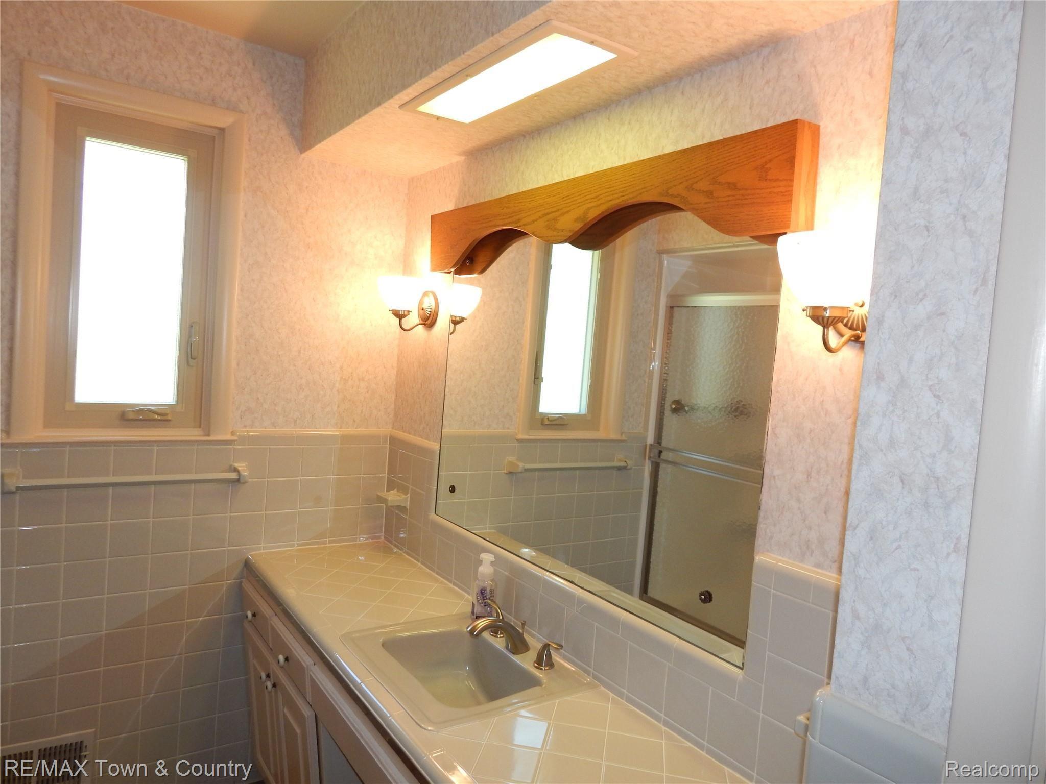 4197 Beecher Road Flint, MI 48532 - Photo 24 of 42 DSCN1032.JPG