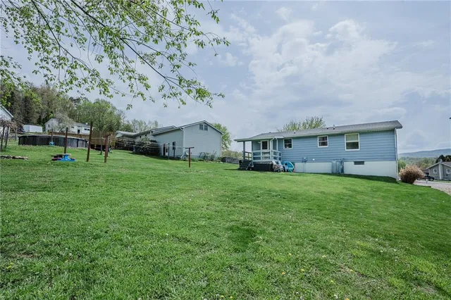 a view of a back yard