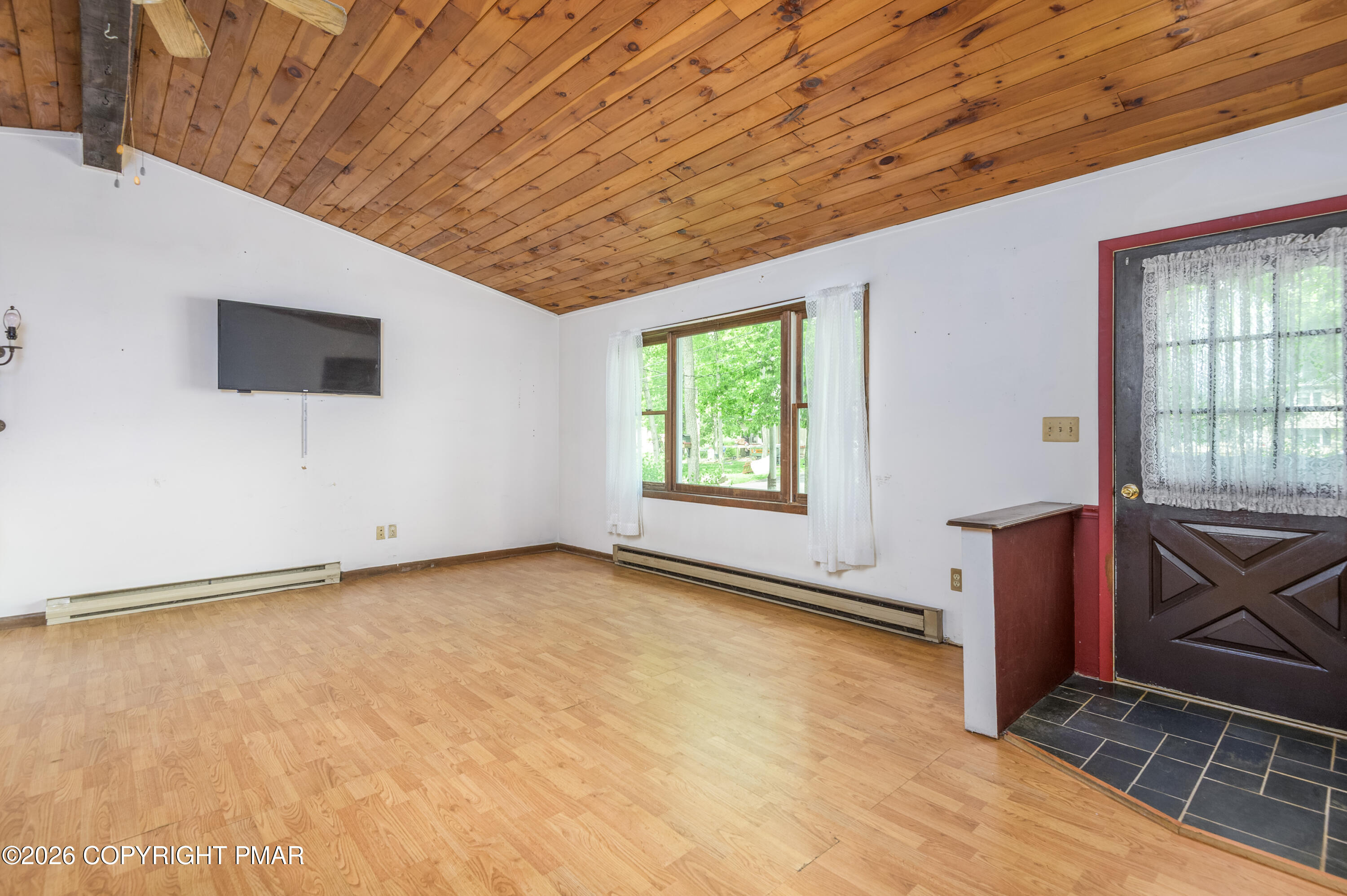 2289 Walnut Trail Bushkill, PA 18324 - Photo 4 of 32 Living room