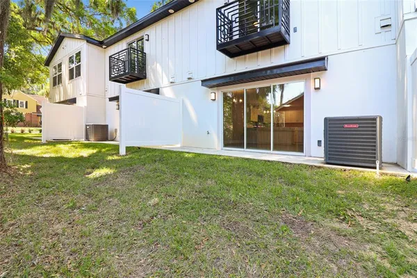 a view of a house with backyard and garden