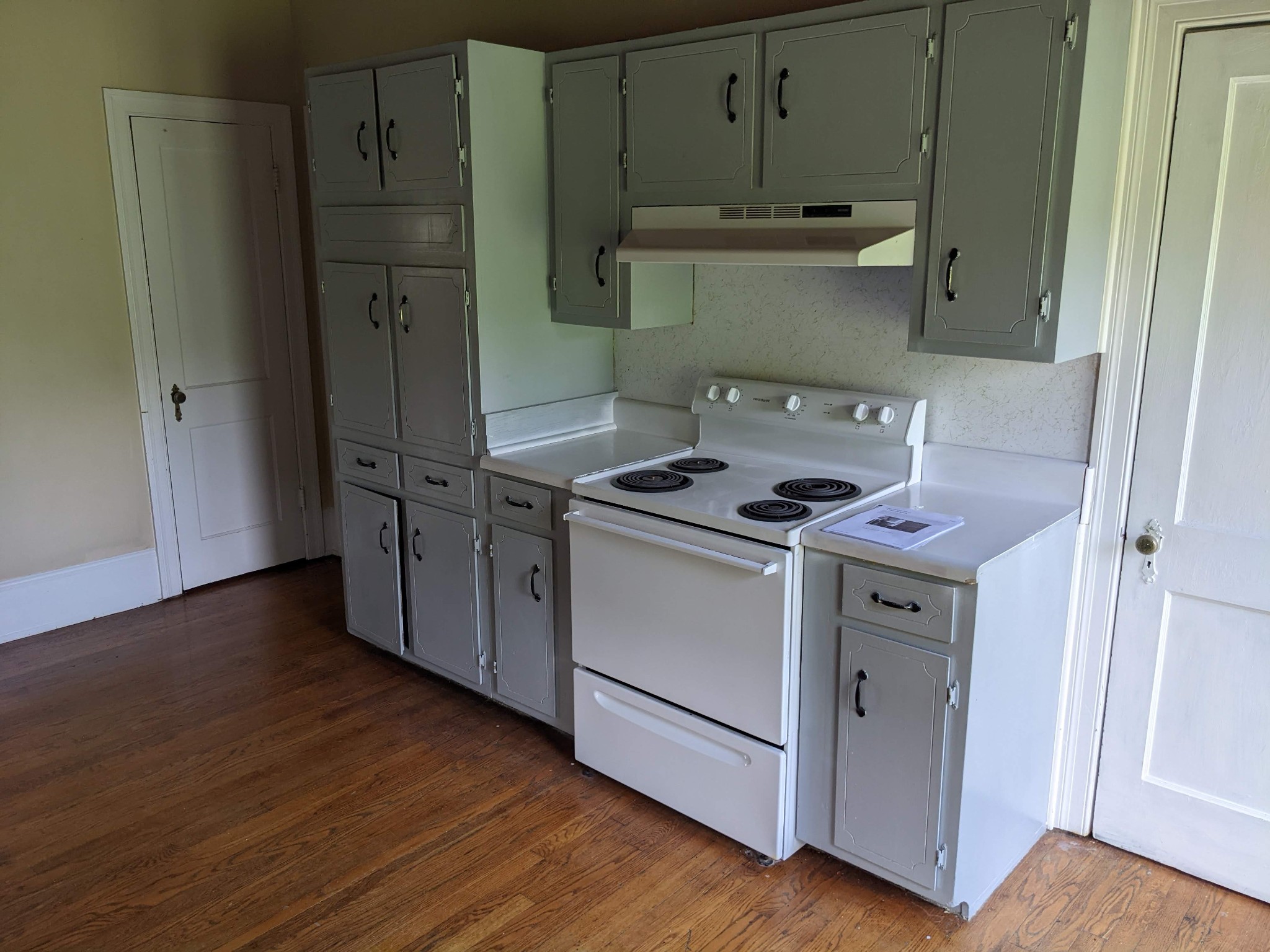 1289 Hunters Point Pike Lebanon, TN 37087 - Photo 7 of 15 a kitchen with granite countertop a stove and a refrigerator with wooden floor