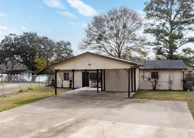 $330,000 | 1320 Villa Bay, Tool, TX 75143