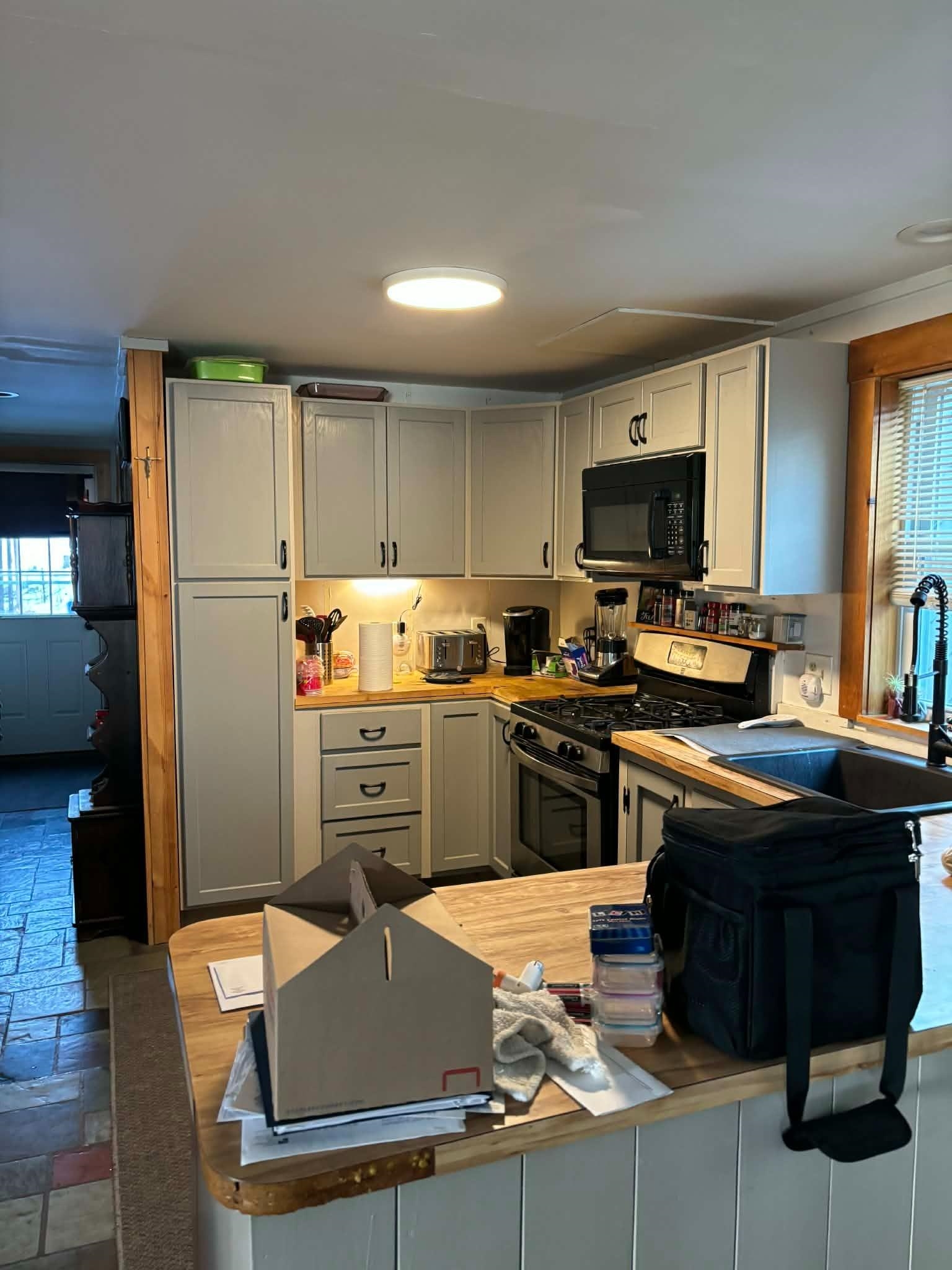 17 Crown Street Nashua, NH 03060 - Photo 3 of 8