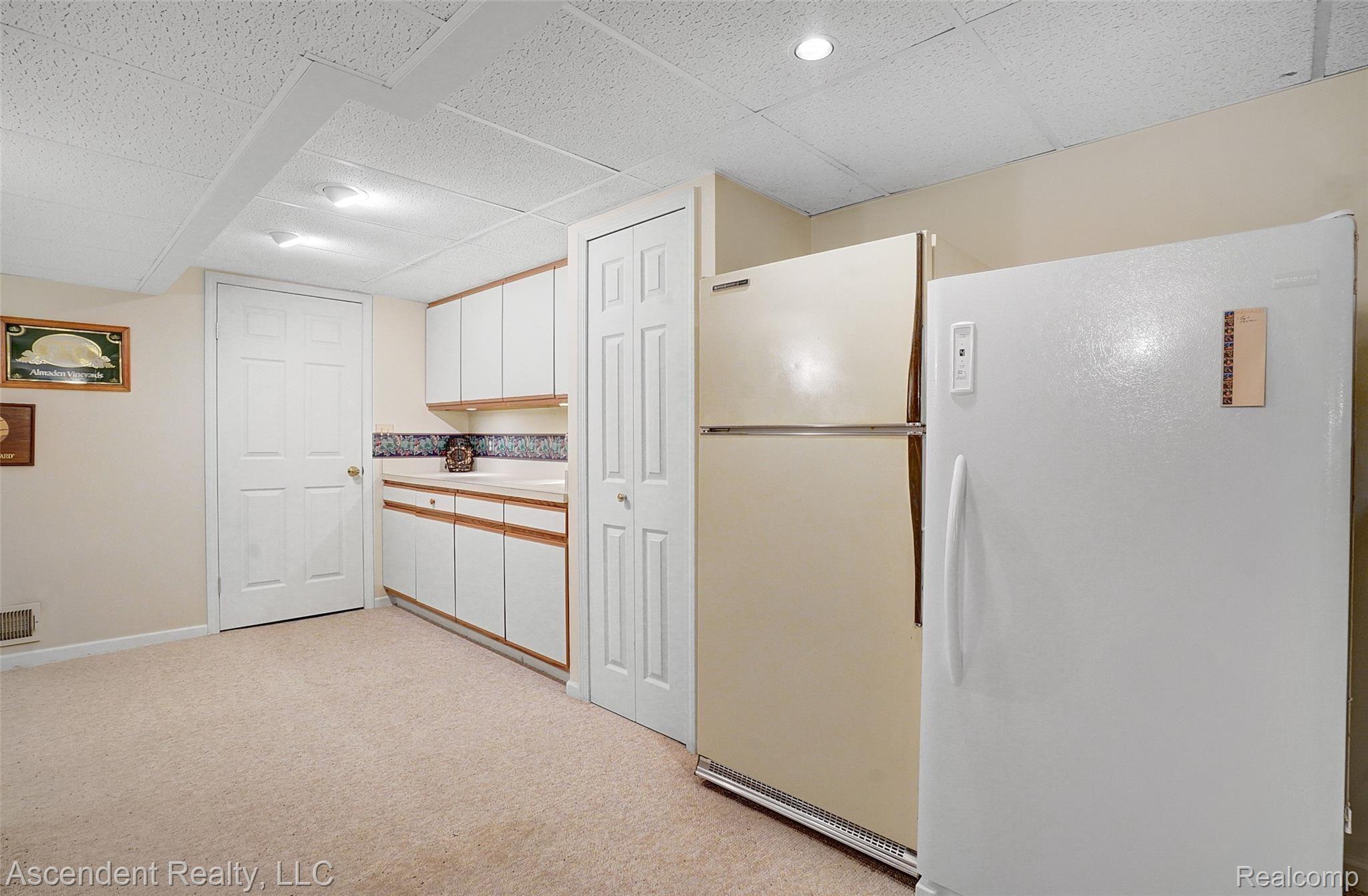 3161 Brandon Court Rochester, MI 48309 - Photo 28 of 35 Lower level wet bar