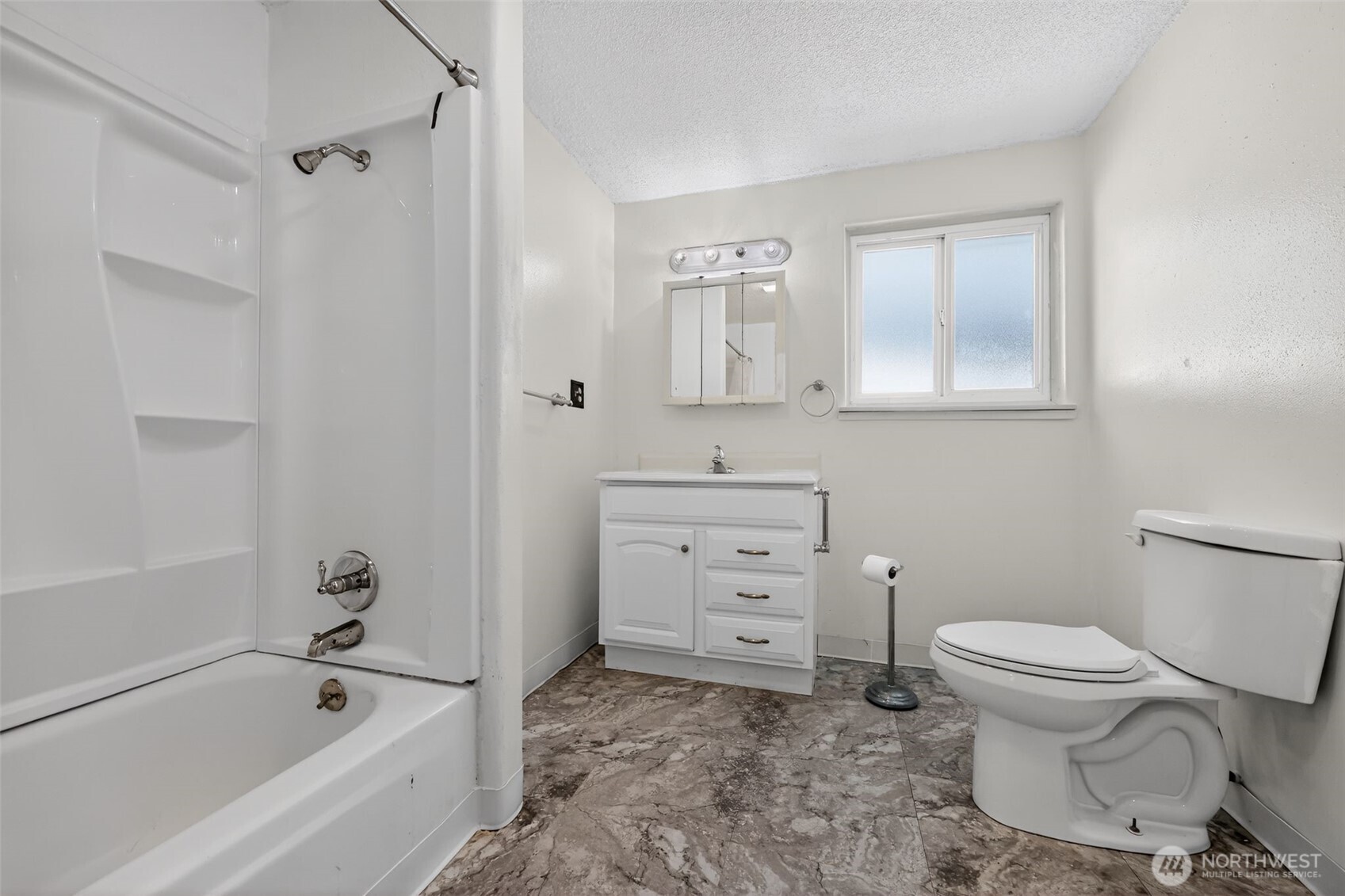 1010 Coolidge Road Aberdeen, WA 98520 - Photo 13 of 22 a bathroom with a sink toilet and shower