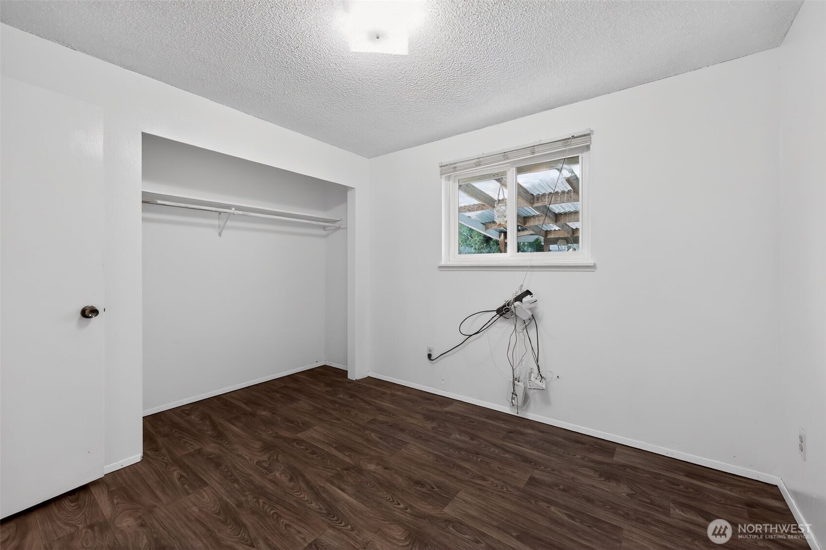 1010 Coolidge Road Aberdeen, WA 98520 - Photo 14 of 22 a view of room with a ceiling fan and wooden floor