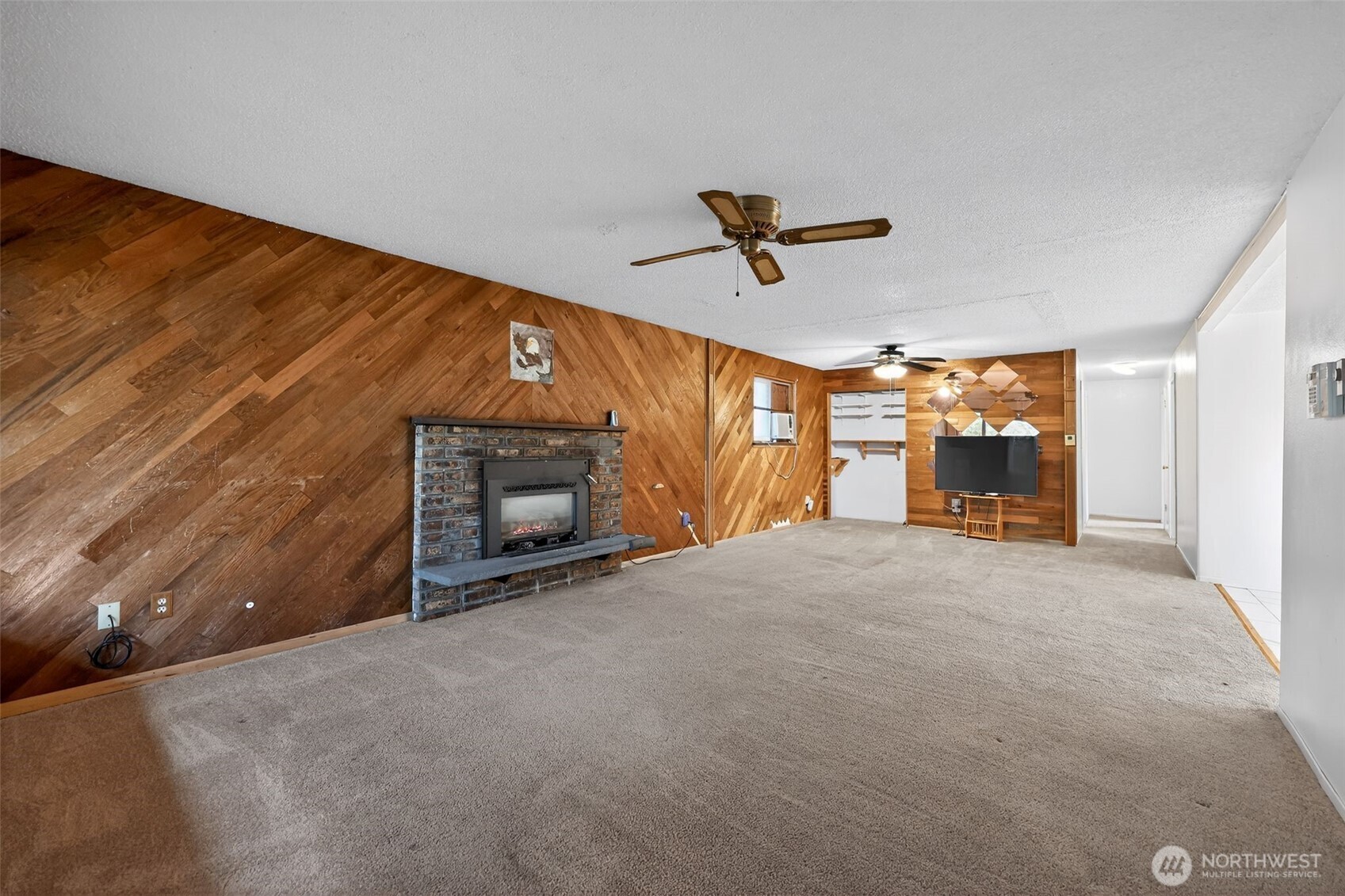 1010 Coolidge Road Aberdeen, WA 98520 - Photo 4 of 22 a view of a livingroom with a fireplace
