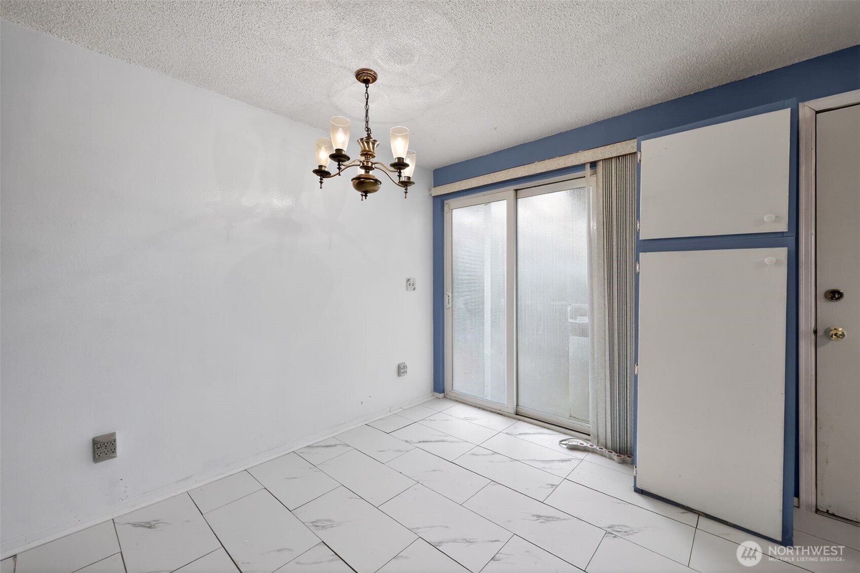 1010 Coolidge Road Aberdeen, WA 98520 - Photo 7 of 22 a view of empty room with windows