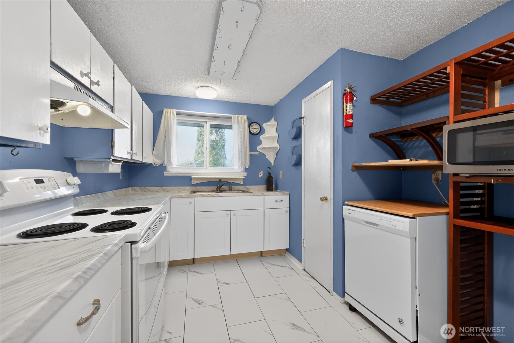 1010 Coolidge Road Aberdeen, WA 98520 - Photo 9 of 22 a kitchen with a cabinets and white appliances
