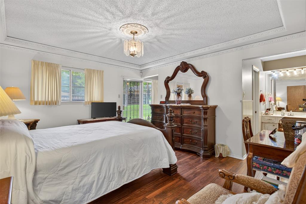 6010 Hunters View Lane Dallas, TX 75232 - Photo 21 of 28 Spacious room featuring wood-finish flooring, a decorative ceiling medallion with a chandelier, and crown molding