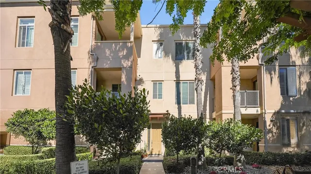 a view of a white building among the tree