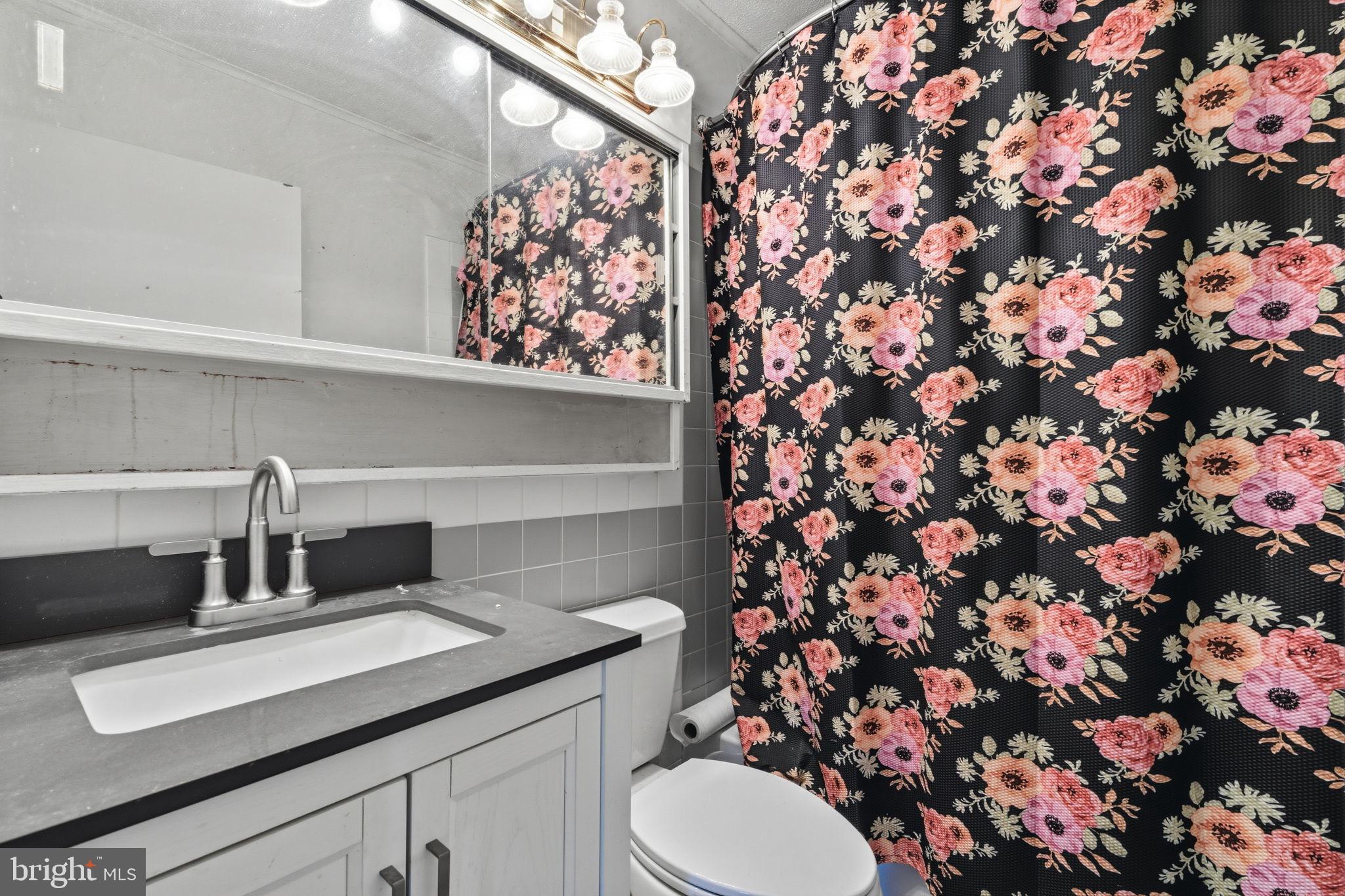 21 Iris Road Levittown, PA 19057 - Photo 17 of 32 First Floor Bath