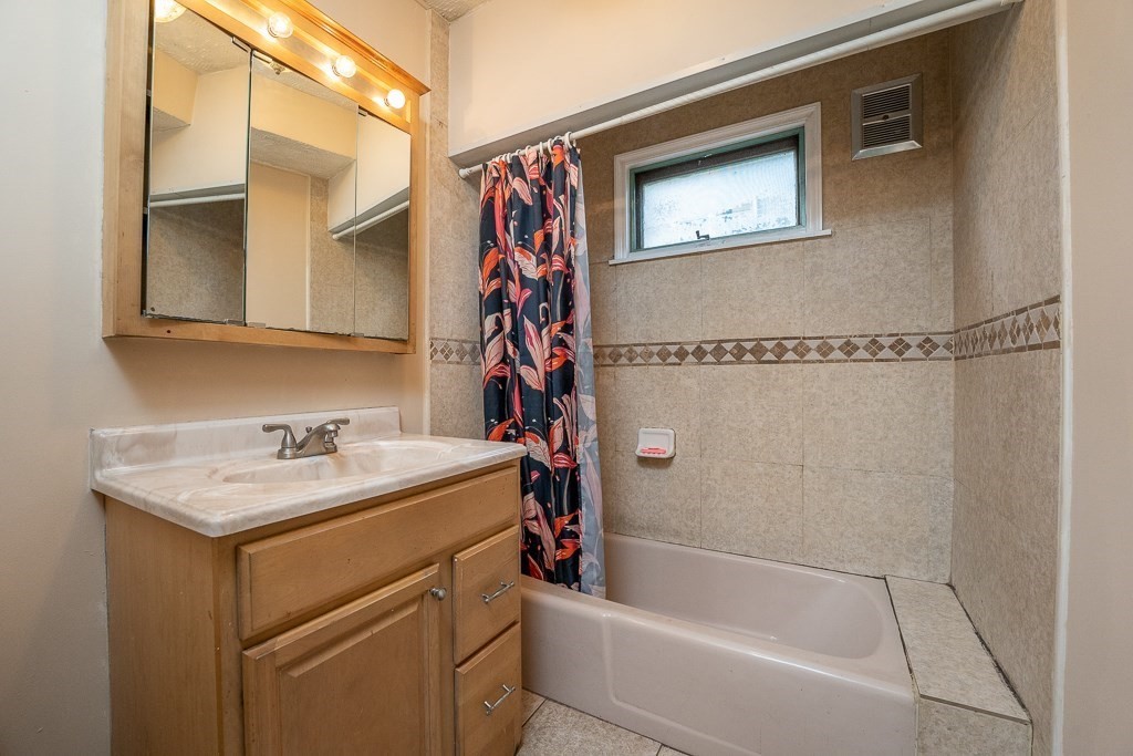 215 White Street Springfield, MA 01108 - Photo 25 of 33 a bathroom with a sink and a bathtub