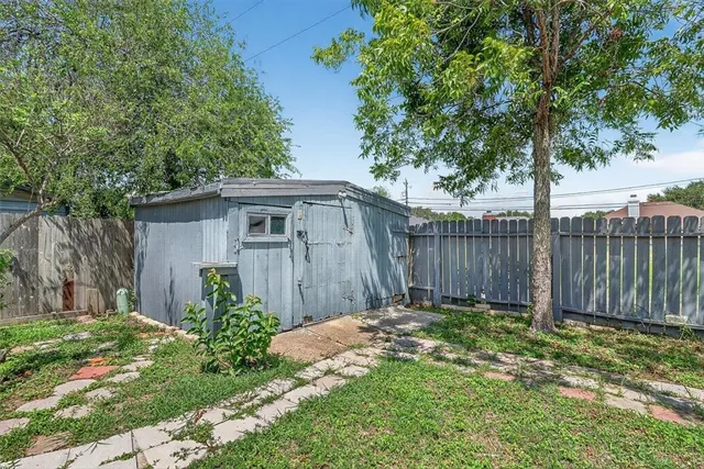 a view of a back yard