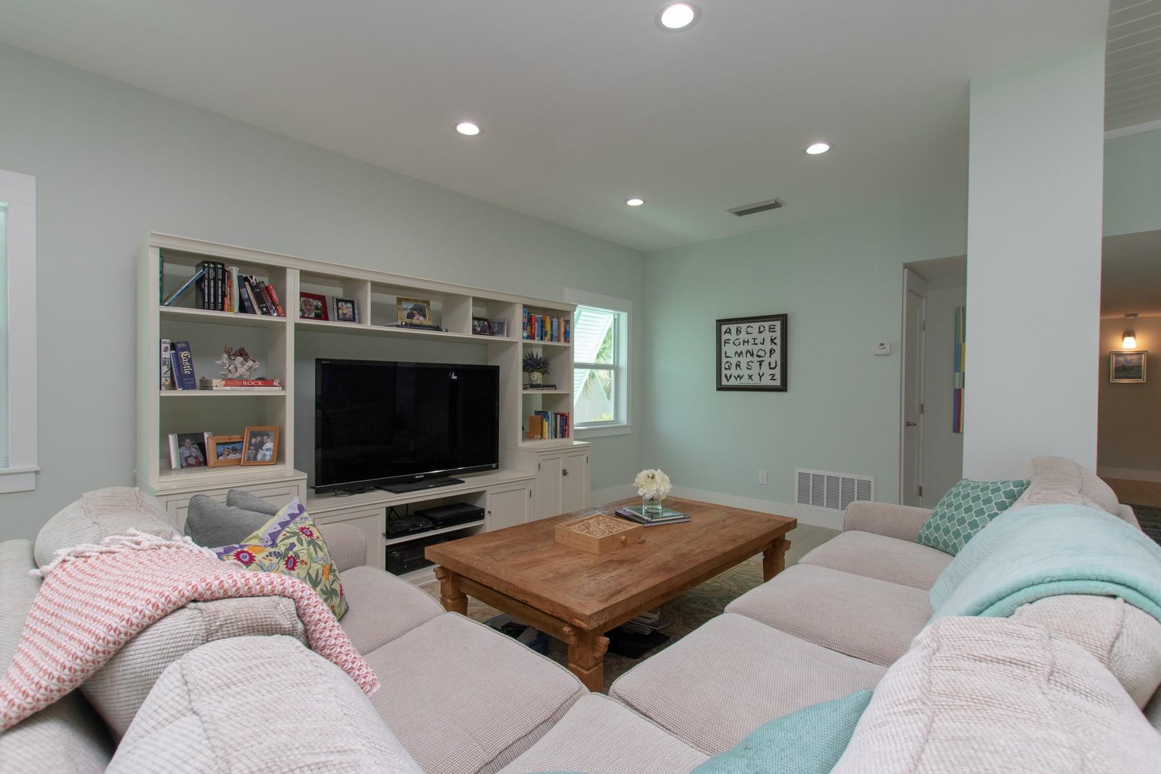 129 Galleon Road Islamorada, FL 33036 - Photo 14 of 48 Living room