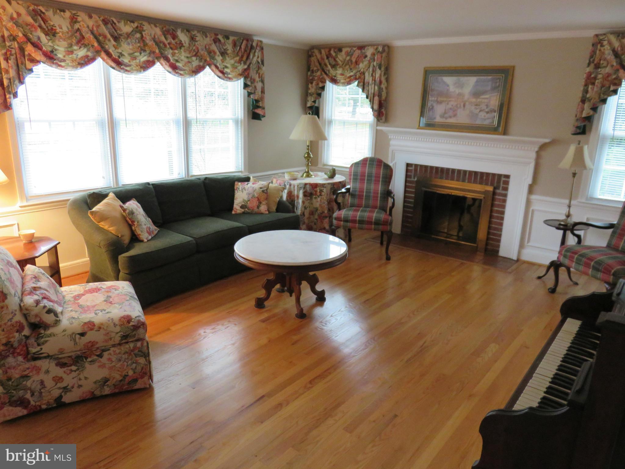 8129 Barksdale Road Towson, MD 21286 - Photo 5 of 28 Living Room