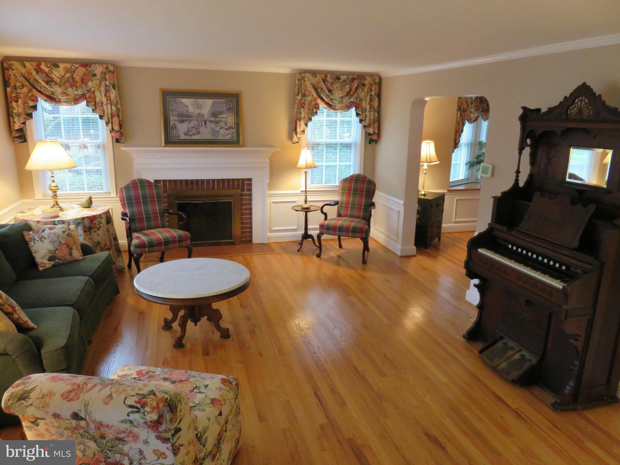 8129 Barksdale Road Towson, MD 21286 - Photo 6 of 28 Living Room