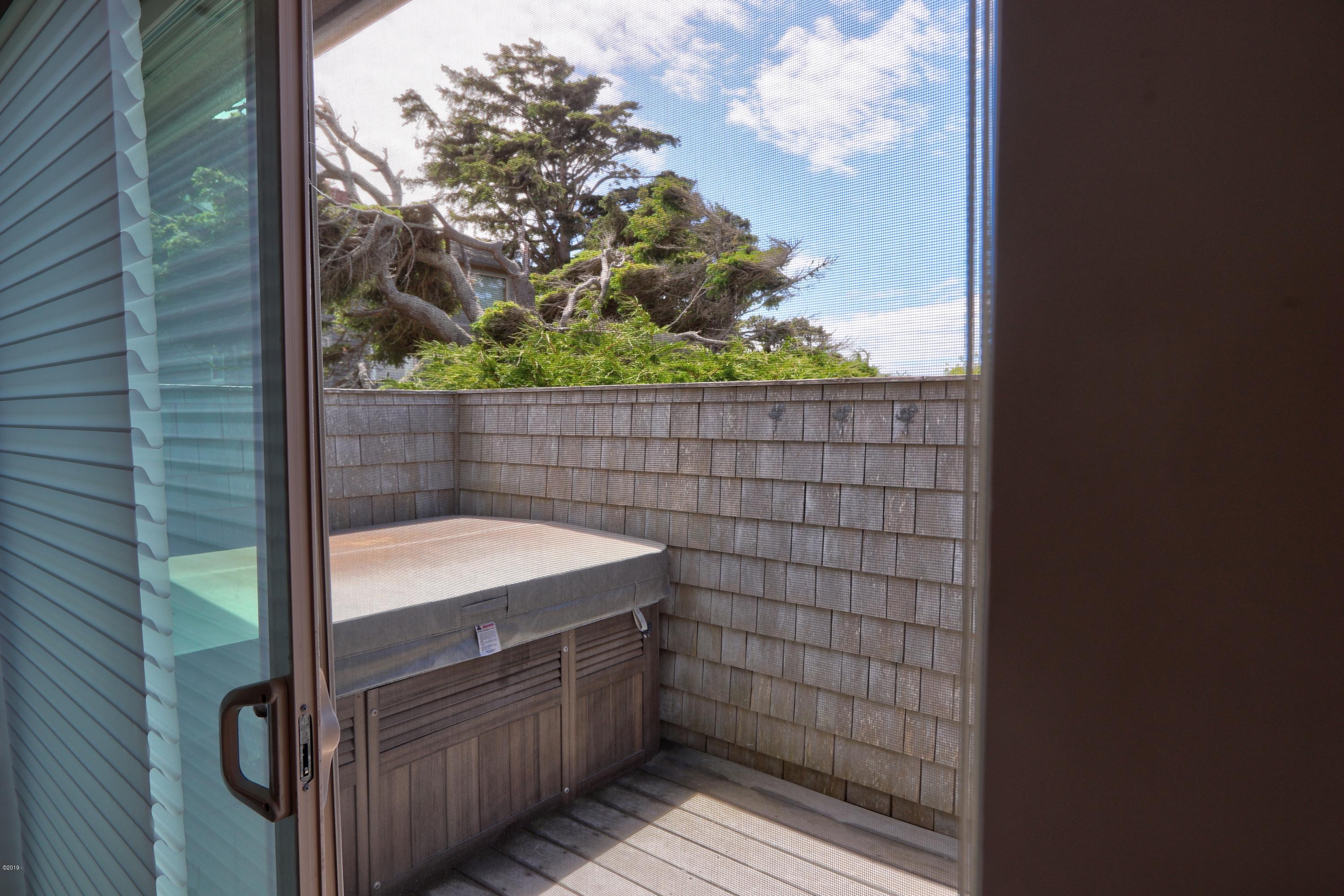 522 Southwest Hurbert Street Newport, OR 97365 - Photo 13 of 29 Hot Tub off Master #1