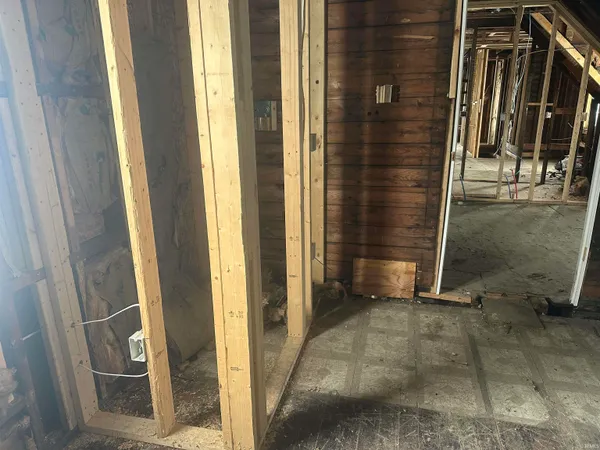 $215,900 | 550 Lincolnway East, Mishawaka, IN 46544