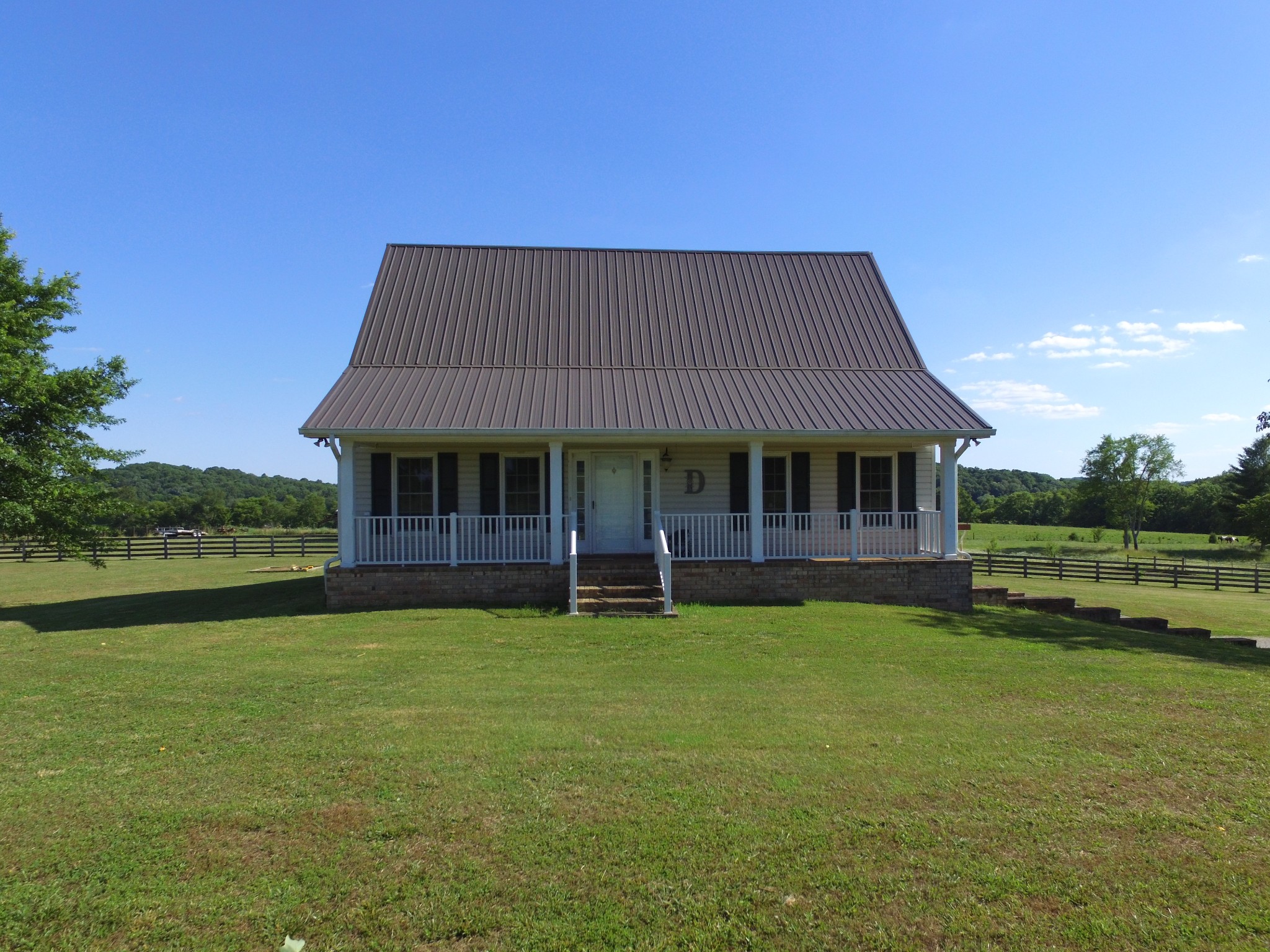 7055 Buford Station Road Lynnville, TN 38472 - Photo 1 of 34 a front view of a house with a garden