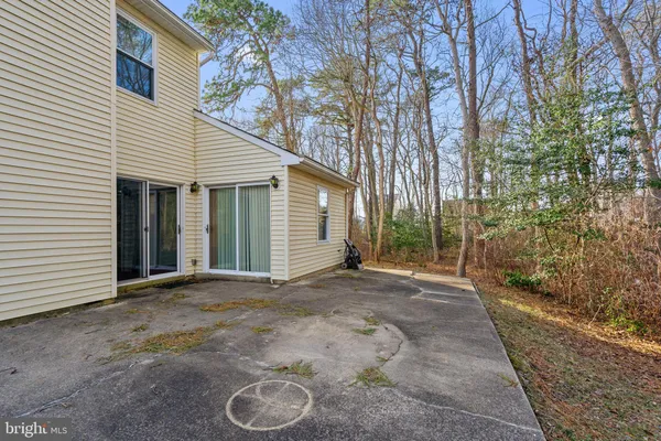 a view of a house with backyard and trees