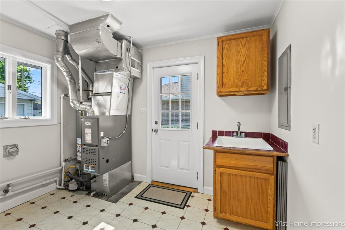 10937 Austin Avenue Chicago Ridge, IL 60415 - Photo 19 of 26 a bathroom with a sink toilet and shower