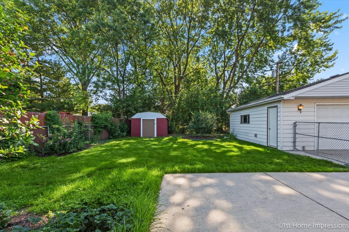 10937 Austin Avenue Chicago Ridge, IL 60415 - Photo 24 of 26 a view of a back yard of the house