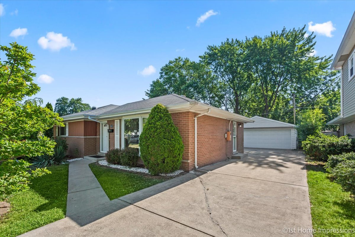 10937 Austin Avenue Chicago Ridge, IL 60415 - Photo 3 of 26 a view of a back yard with green space