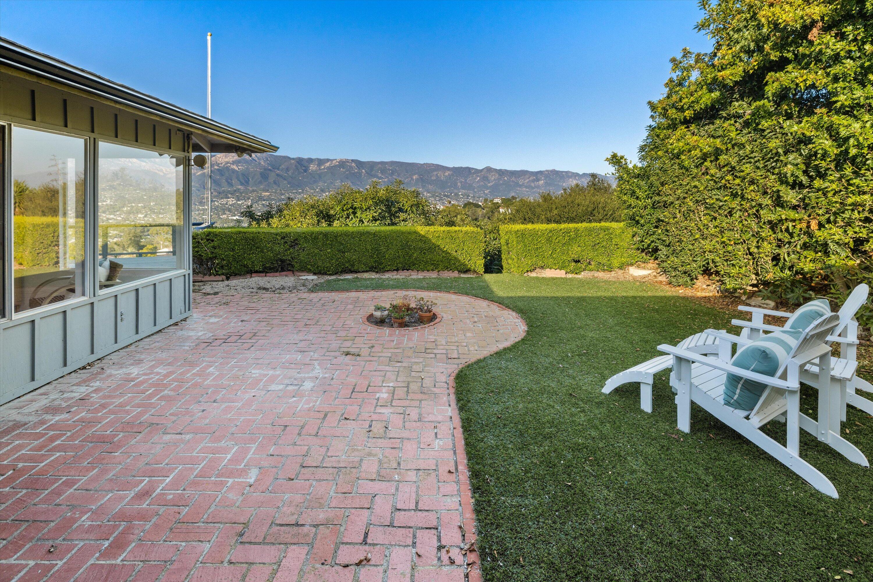 1638 La Coronilla Drive Santa Barbara, CA 93109 - Photo 10 of 41 Side Yard