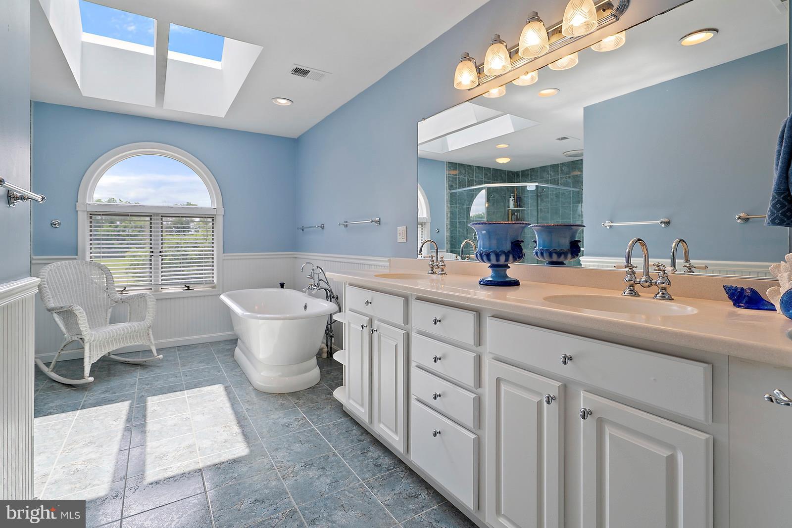 35361 Paxson Road Round Hill, VA 20141 - Photo 20 of 30 Master bath