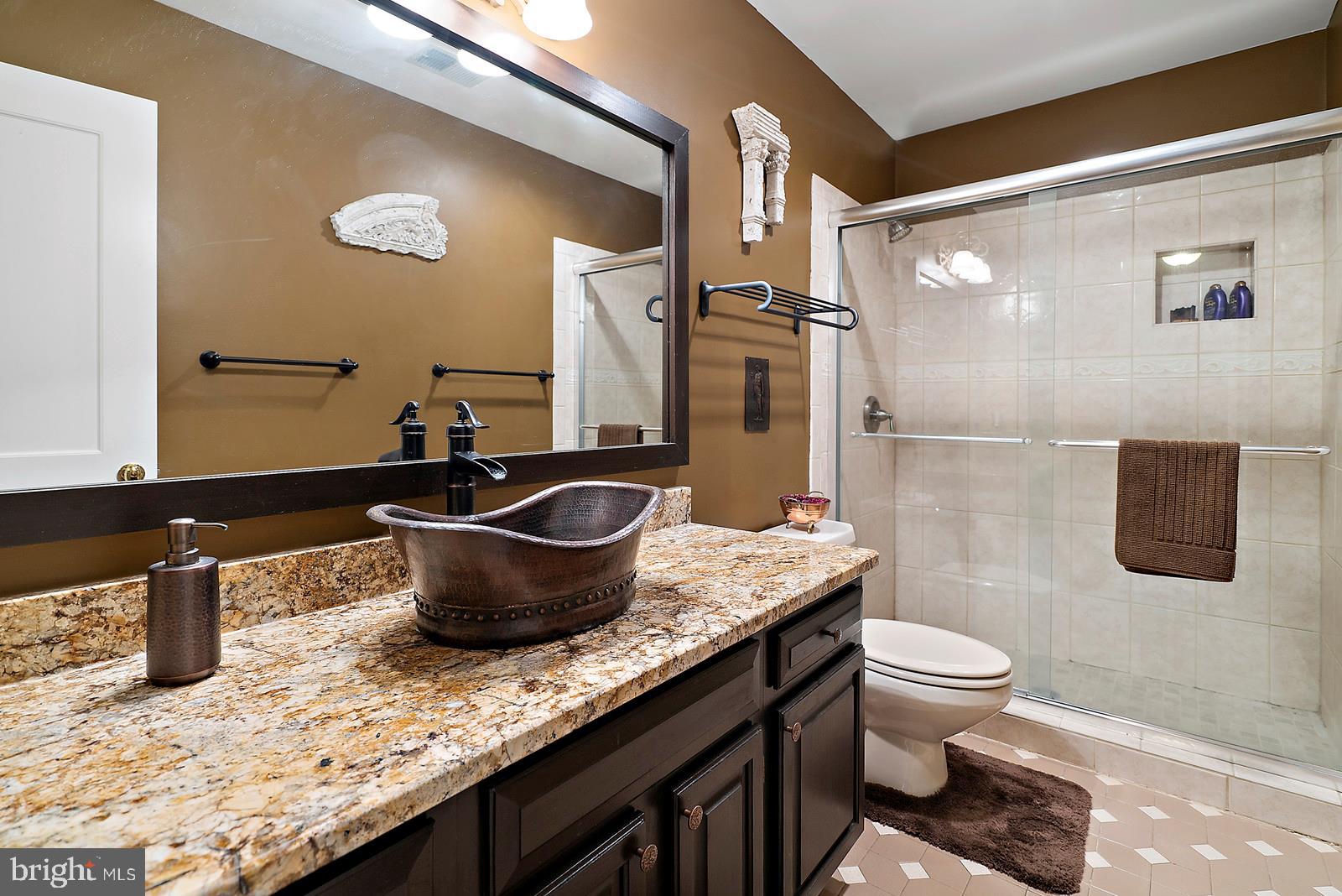 35361 Paxson Road Round Hill, VA 20141 - Photo 23 of 30 private bath in bedroom #2