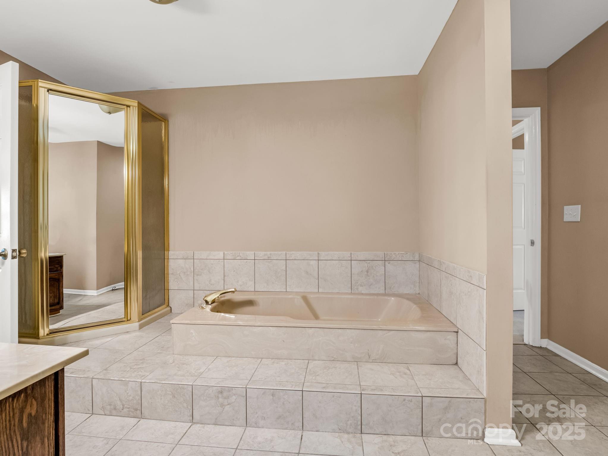 130 Briarwood Drive Rutherfordton, NC 28139 - Photo 33 of 48 a bathroom with a bathtub