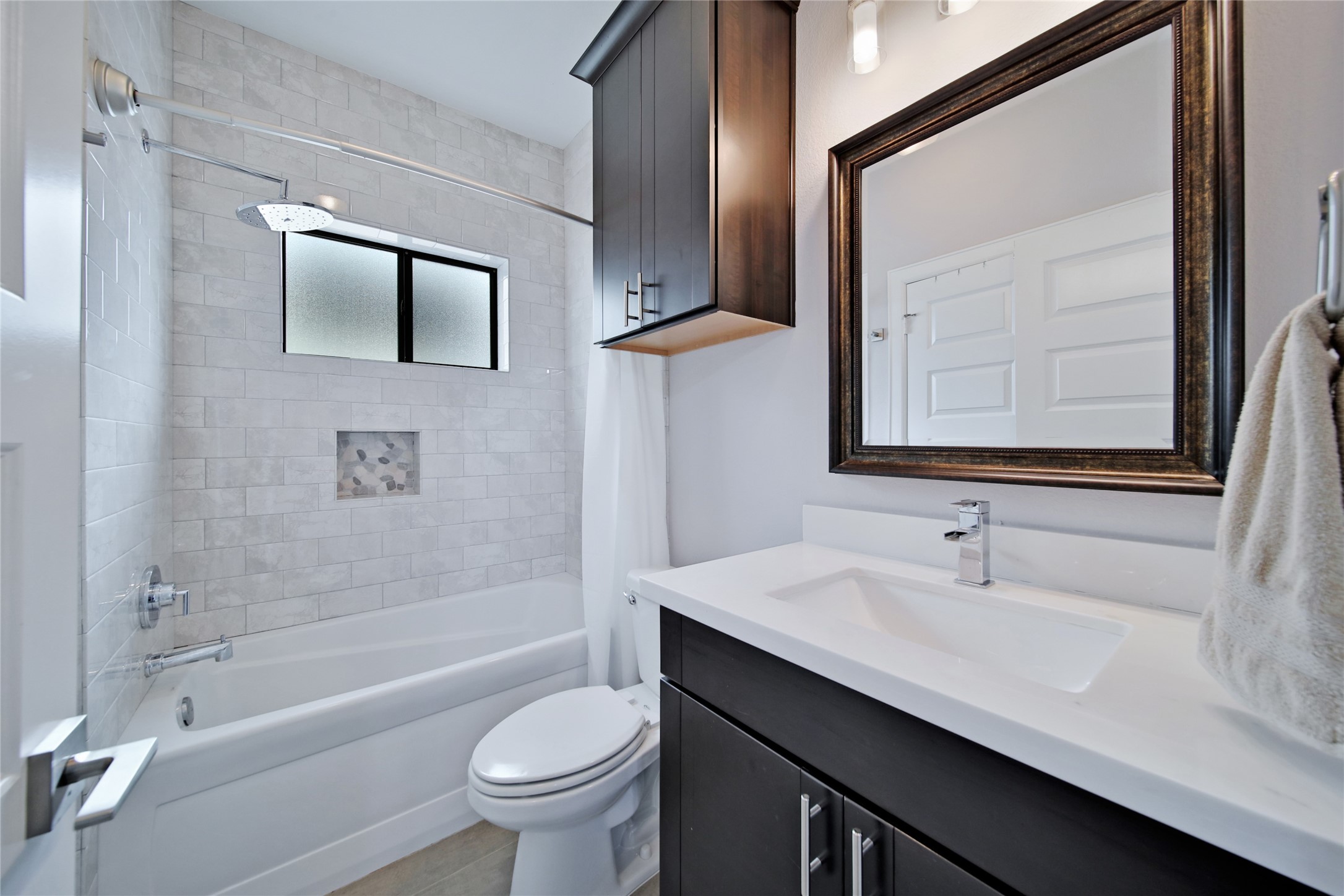 5703 Kansas Street Houston, TX 77007 - Photo 19 of 20 a bathroom with a sink a toilet and a bathtub