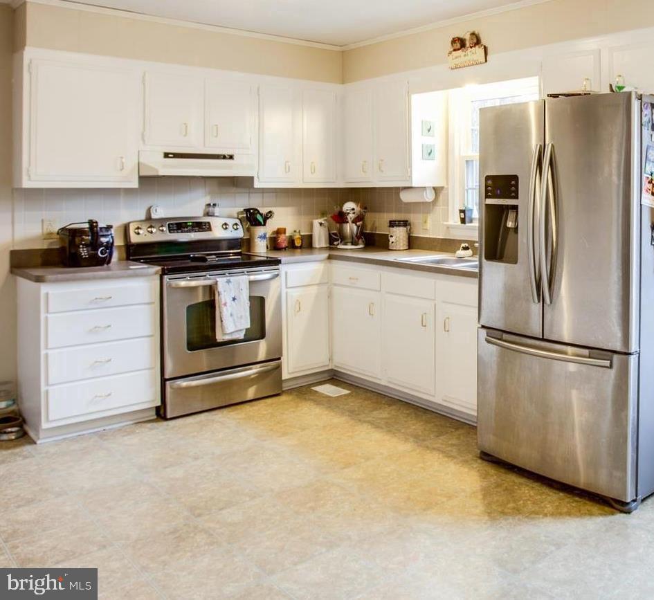 6004 Burr Hill Road Rhoadesville, VA 22542 - Photo 7 of 21 Spacious Eat In Kitchen