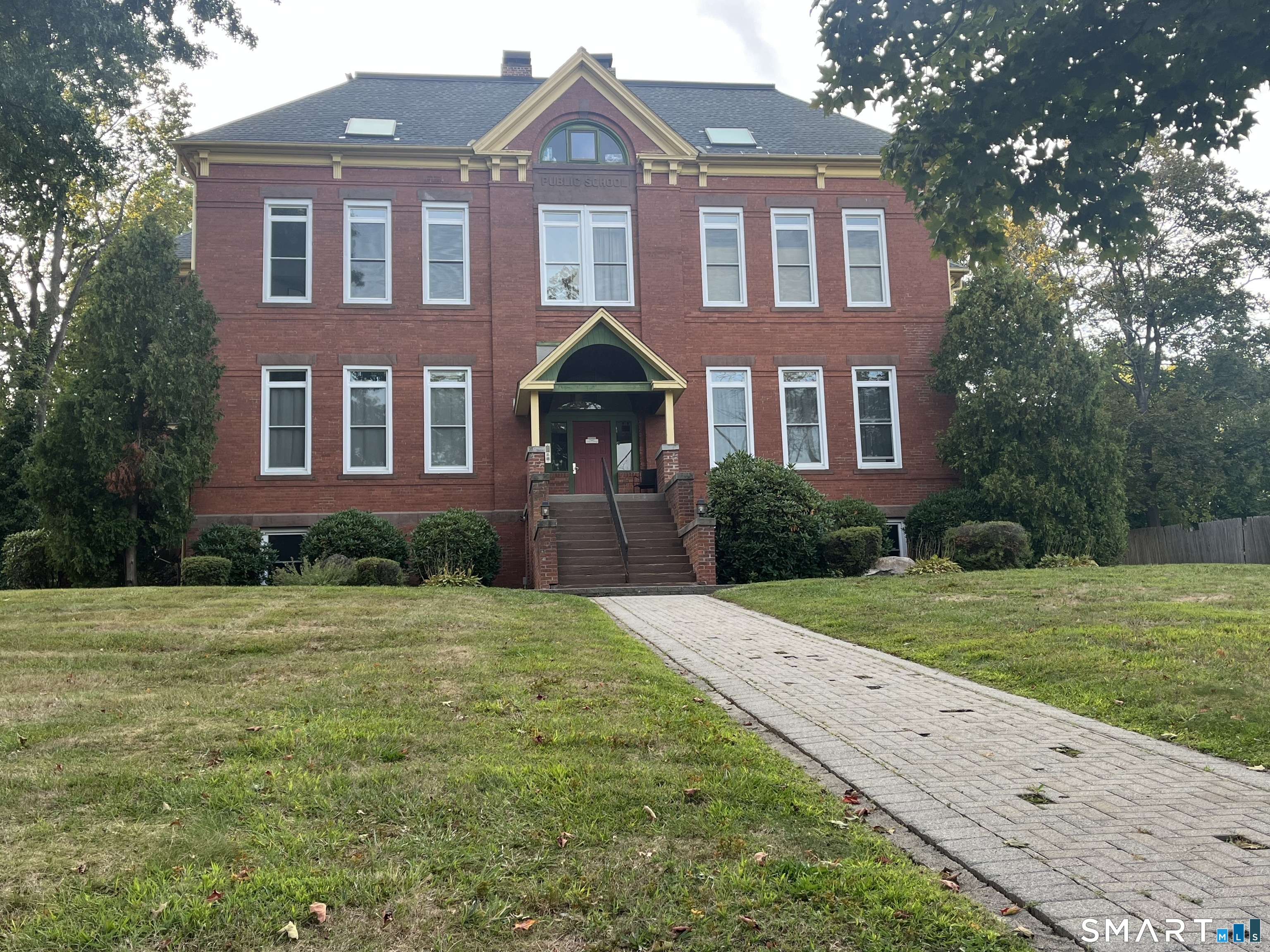 58 Woodley Court, Unit 13 Meriden, CT 06450 - Photo 2 of 4