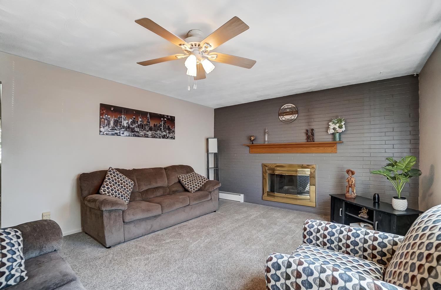 8921 Bluffton Road Fort Wayne, IN 46819 - Photo 3 of 23