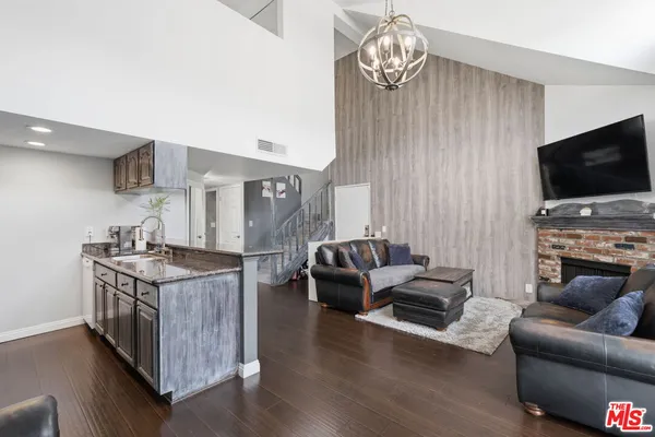 $395,000 | 15946 Vanowen Street, Unit 209, Van Nuys, CA 91406