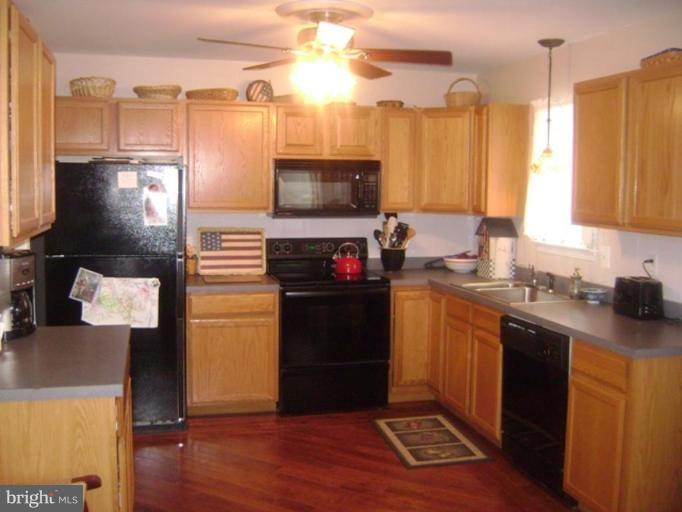 852 Crystal Rock Road Lusby, MD 20657 - Photo 8 of 13 Awesome kitchen!