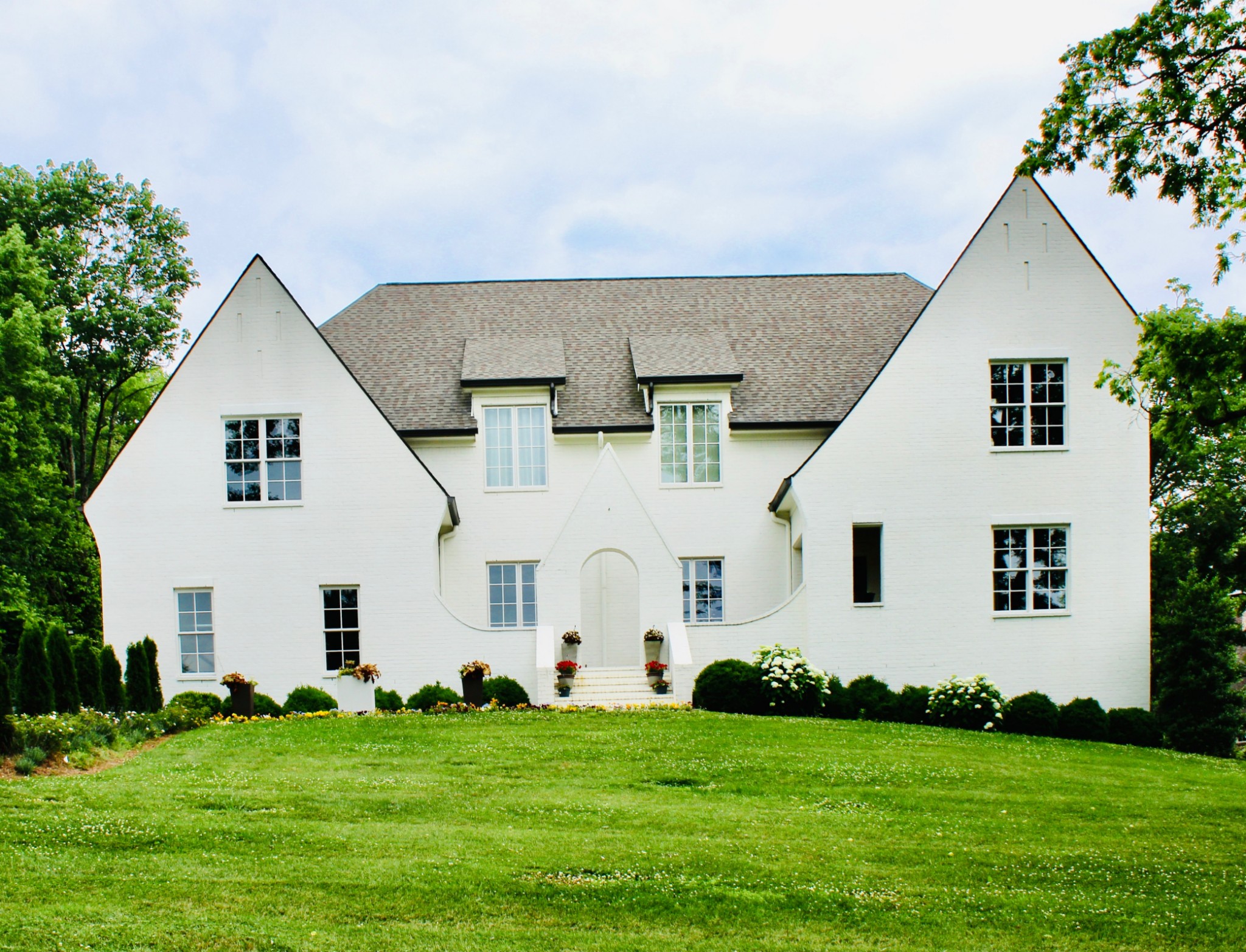 a view of a white house with yard