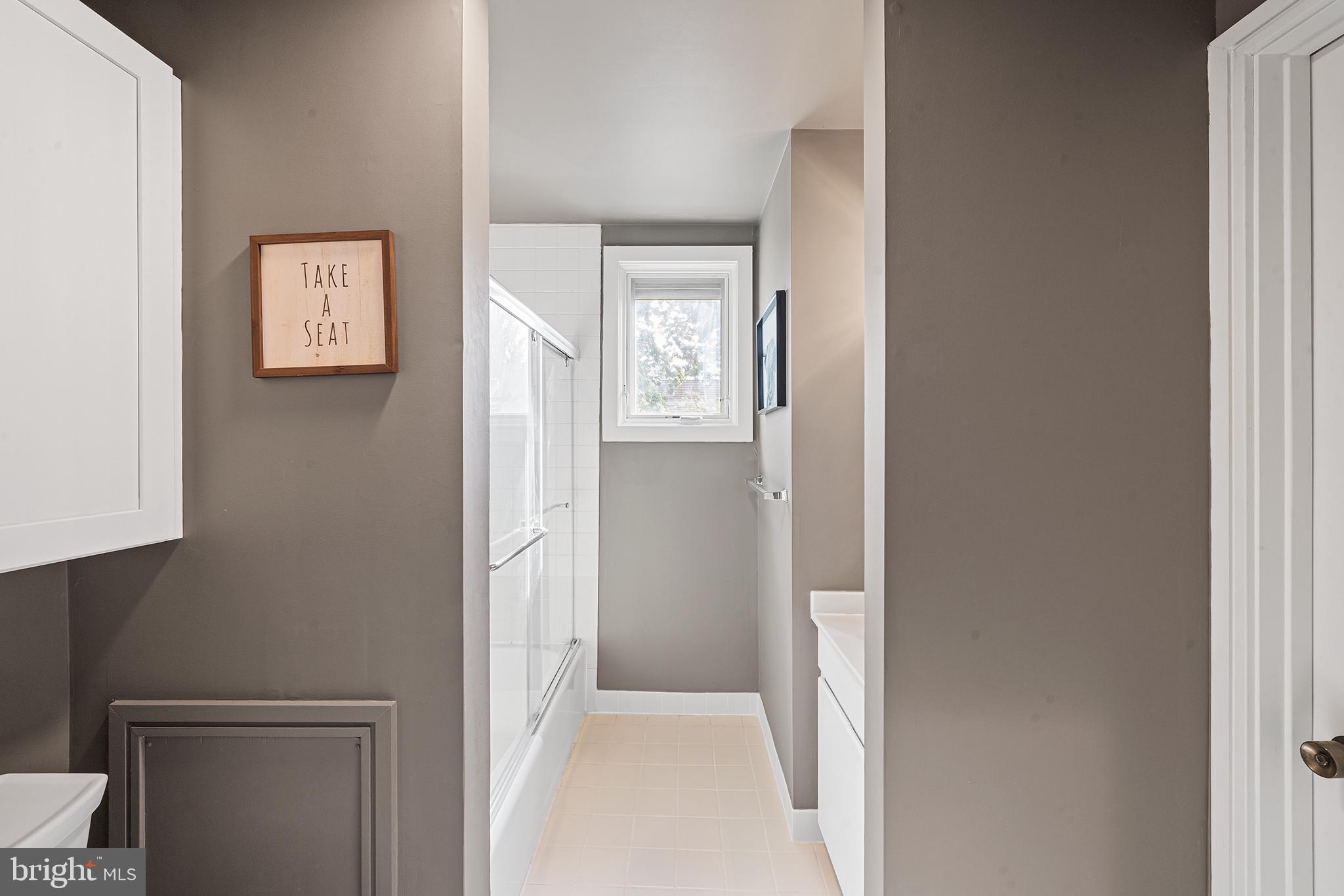 11 Brettagne Devon, PA 19333 - Photo 23 of 39 Primary en-suite full bathroom