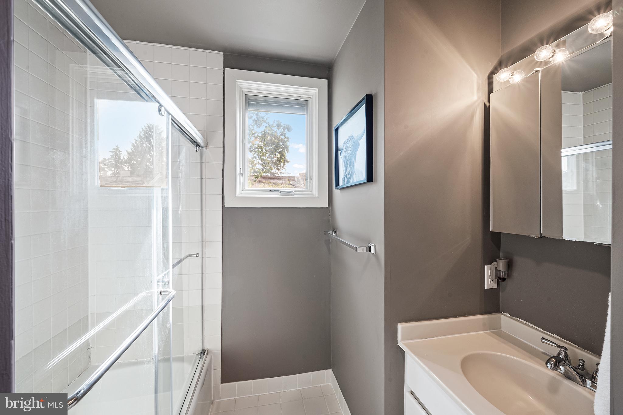 11 Brettagne Devon, PA 19333 - Photo 24 of 39 Primary en-suite full bathroom with tub