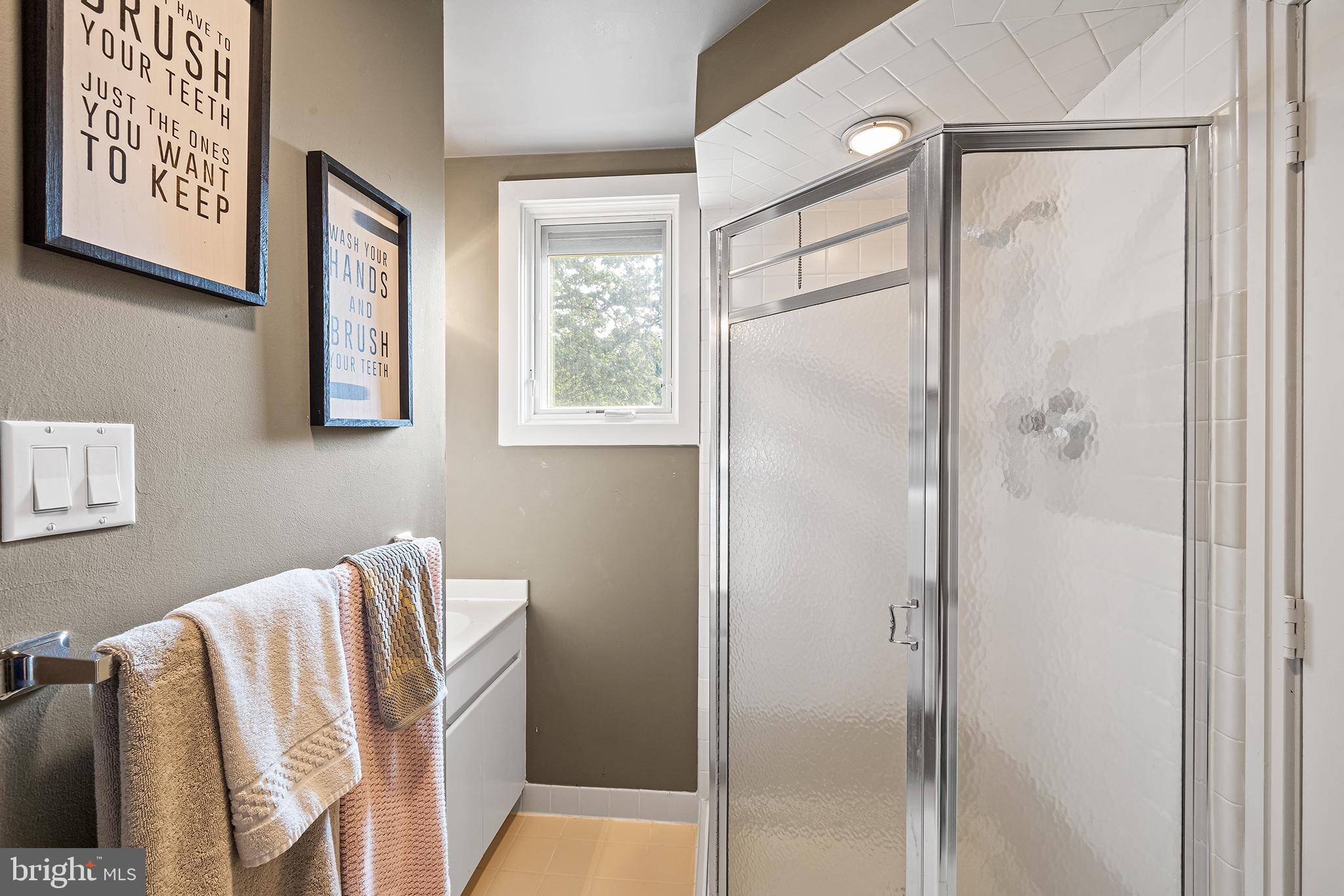 11 Brettagne Devon, PA 19333 - Photo 28 of 39 2nd bedroom en-suite full bathroom