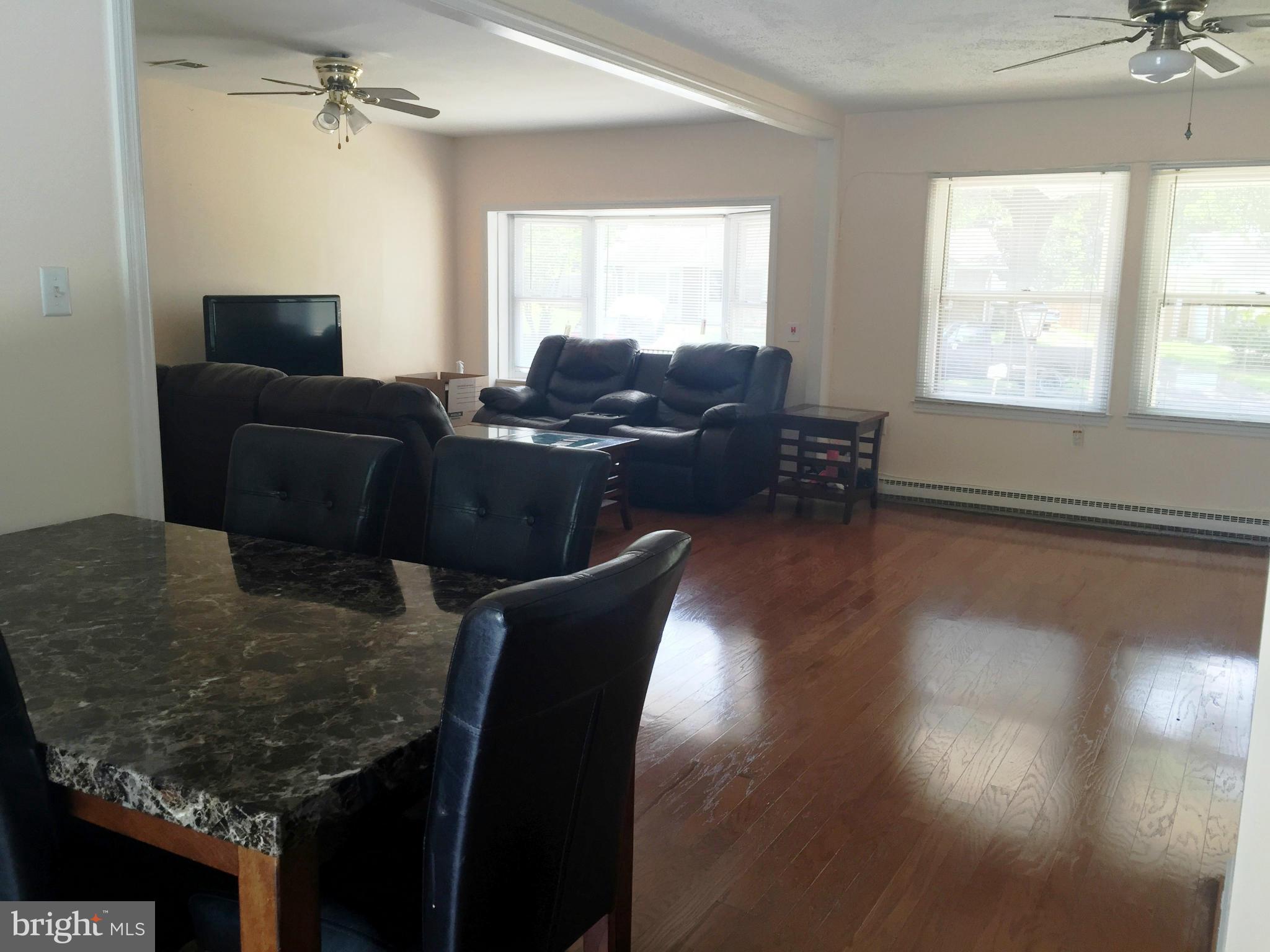 401 Williamsburg Road Sterling, VA 20164 - Photo 4 of 10 Living Room