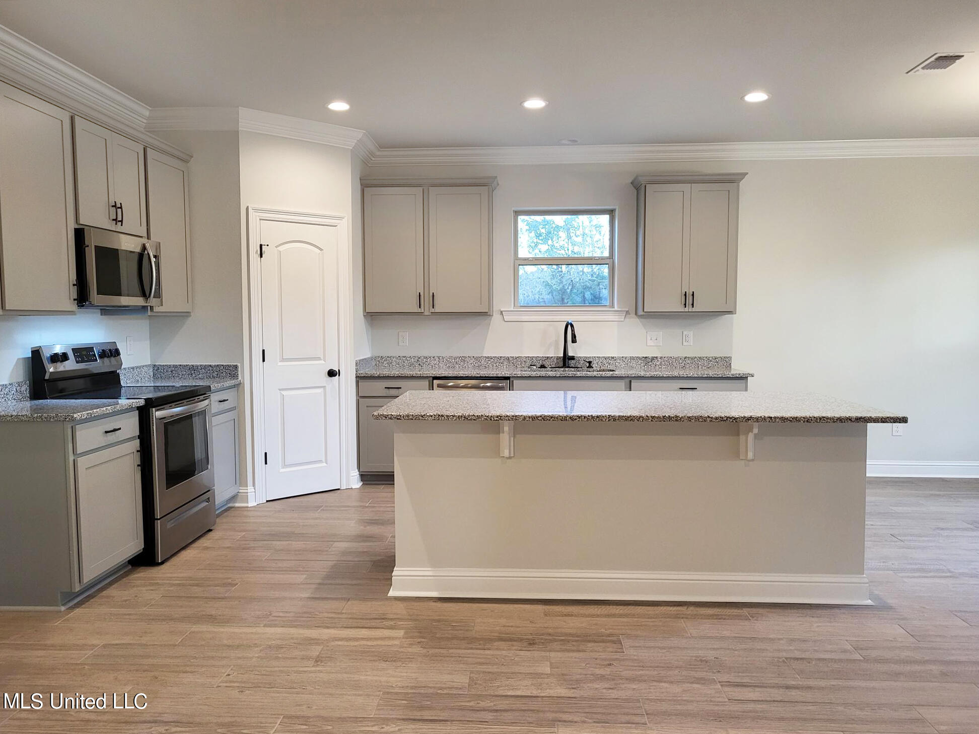 18237 Commission Road Long Beach, MS 39560 - Photo 4 of 11 2SG16 Kitchen