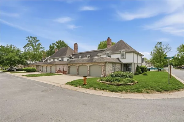 $225,000 | 7709 West 102nd Street, Overland Park, KS 66212